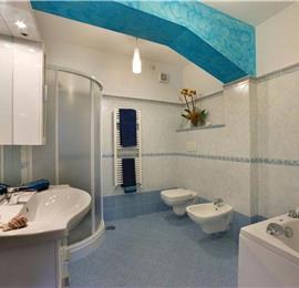 4 bedroom with pool and panoramic sea views near Serrento, sleeps 10